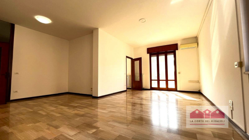 CORSO PADOVA: SECONDO PIANO CON ASCENSORE AMPIO TRICAMERE, INGRESSO, SOGGIORNO, PRANZO, CUCINA, D...