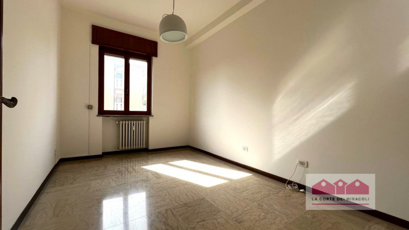 CORSO PADOVA: SECONDO PIANO CON ASCENSORE AMPIO TRICAMERE, INGRESSO, SOGGIORNO, PRANZO, CUCINA, D...