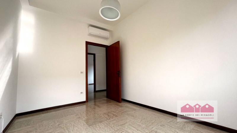 CORSO PADOVA: SECONDO PIANO CON ASCENSORE AMPIO TRICAMERE, INGRESSO, SOGGIORNO, PRANZO, CUCINA, D...