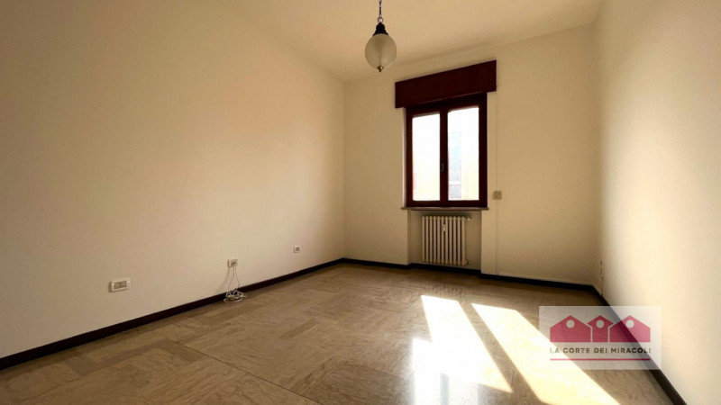 CORSO PADOVA: SECONDO PIANO CON ASCENSORE AMPIO TRICAMERE, INGRESSO, SOGGIORNO, PRANZO, CUCINA, D...