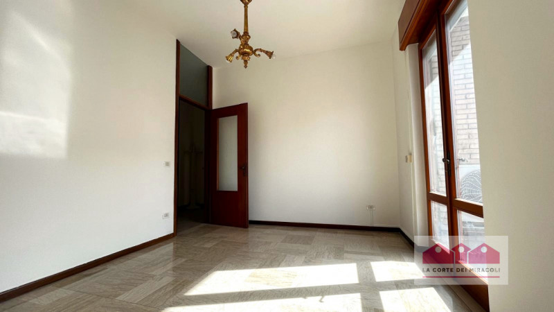 CORSO PADOVA: SECONDO PIANO CON ASCENSORE AMPIO TRICAMERE, INGRESSO, SOGGIORNO, PRANZO, CUCINA, D...