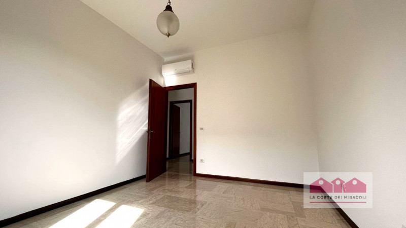 CORSO PADOVA: SECONDO PIANO CON ASCENSORE AMPIO TRICAMERE, INGRESSO, SOGGIORNO, PRANZO, CUCINA, D...