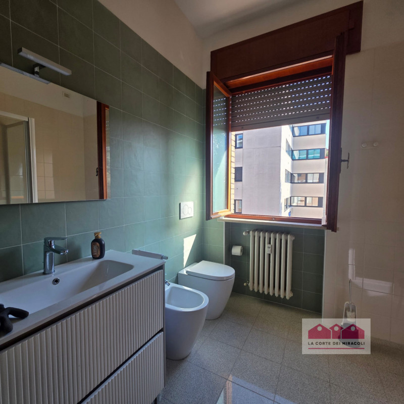 CORSO PADOVA: SECONDO PIANO CON ASCENSORE AMPIO TRICAMERE, INGRESSO, SOGGIORNO, PRANZO, CUCINA, D...