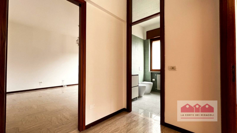 CORSO PADOVA: SECONDO PIANO CON ASCENSORE AMPIO TRICAMERE, INGRESSO, SOGGIORNO, PRANZO, CUCINA, D...