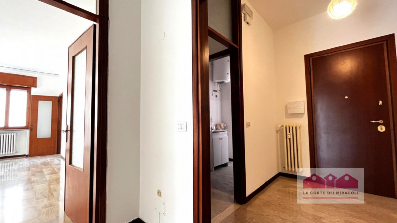 CORSO PADOVA: SECONDO PIANO CON ASCENSORE AMPIO TRICAMERE, INGRESSO, SOGGIORNO, PRANZO, CUCINA, D...