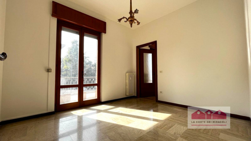 CORSO PADOVA: SECONDO PIANO CON ASCENSORE AMPIO TRICAMERE, INGRESSO, SOGGIORNO, PRANZO, CUCINA, D...