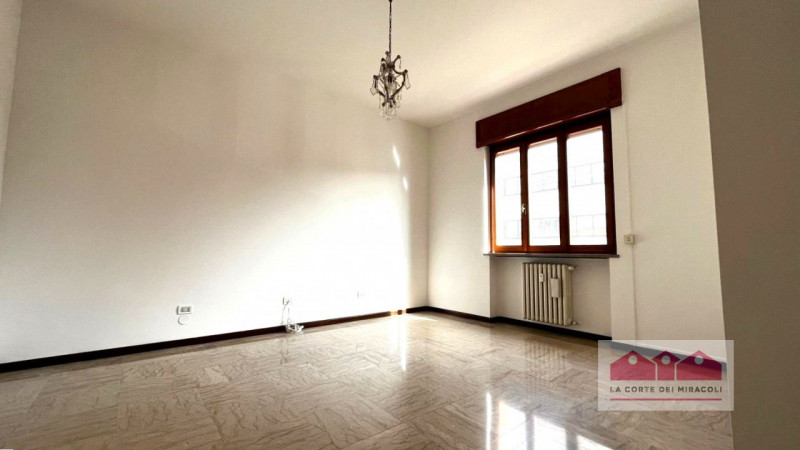 CORSO PADOVA: SECONDO PIANO CON ASCENSORE AMPIO TRICAMERE, INGRESSO, SOGGIORNO, PRANZO, CUCINA, D...