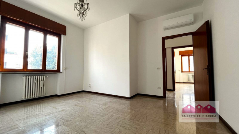 CORSO PADOVA: SECONDO PIANO CON ASCENSORE AMPIO TRICAMERE, INGRESSO, SOGGIORNO, PRANZO, CUCINA, D...