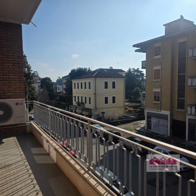 CORSO PADOVA: SECONDO PIANO CON ASCENSORE AMPIO TRICAMERE, INGRESSO, SOGGIORNO, PRANZO, CUCINA, D...