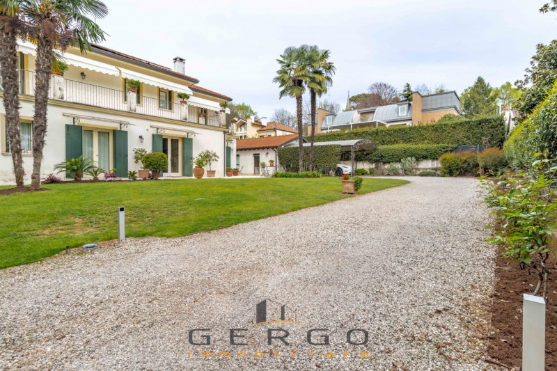 (Per INFO Roberto 3453195338) NOSTRA ESCLUSIVA - Montebelluna, zona ricercata e signorile del cen...