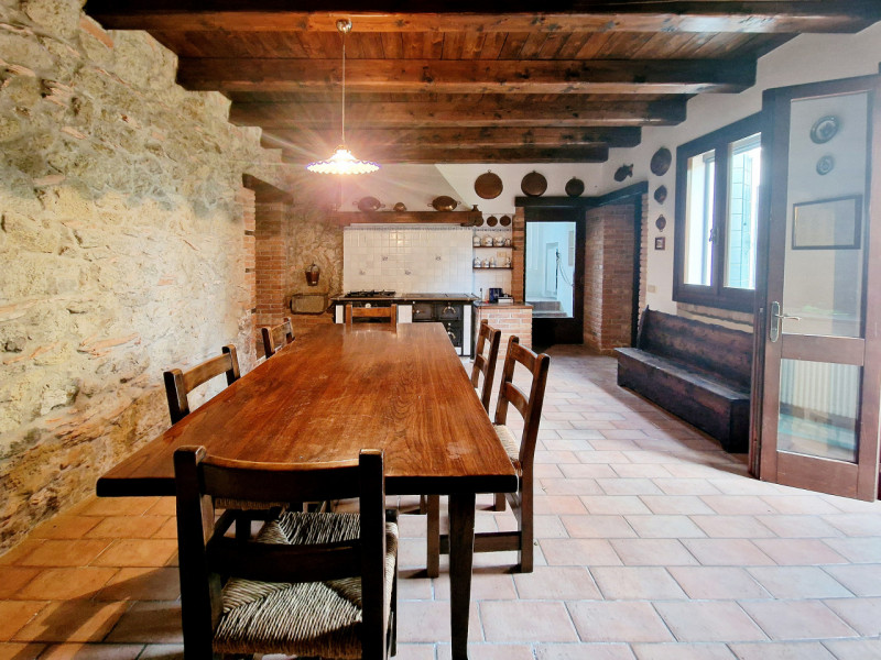 Proponiamo in vendita a Baone, località Valle San Giorgio, suggestivo rustico situato in una mera...