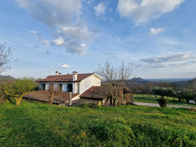 Proponiamo in vendita a Baone, località Valle San Giorgio, suggestivo rustico situato in una mera...