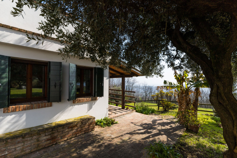 Proponiamo in vendita a Baone, località Valle San Giorgio, suggestivo rustico situato in una mera...