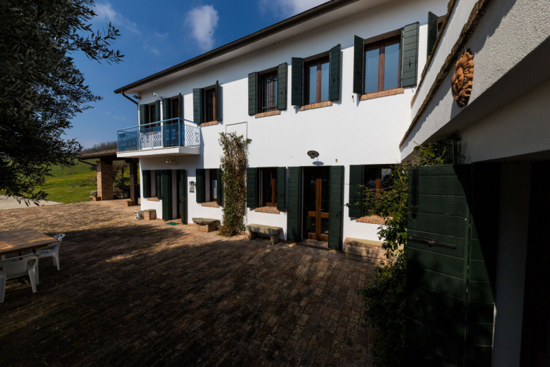 Proponiamo in vendita a Baone, località Valle San Giorgio, suggestivo rustico situato in una mera...