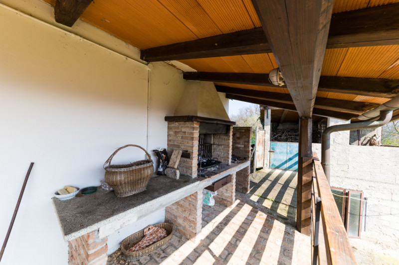 Proponiamo in vendita a Baone, località Valle San Giorgio, suggestivo rustico situato in una mera...