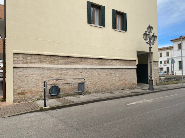 Oggi vi proponiamo un immobile a reddito in ottima posizione nel pieno centro storico di Piove di...