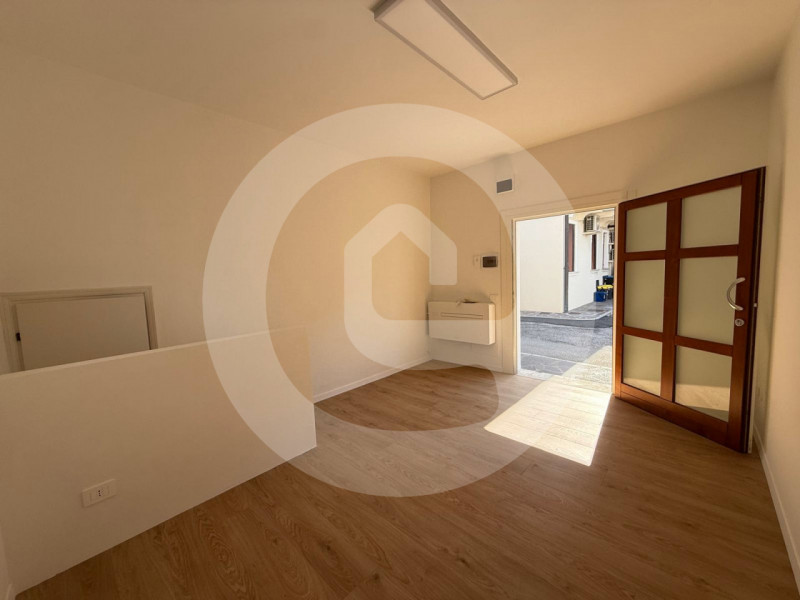 Scopri questa opportunità imperdibile nel cuore di Camposampiero! Ti proponiamo un grazioso negoz...