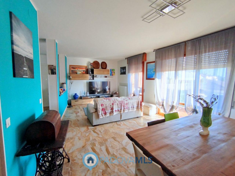 Immobile in esclusiva al Gruppo Padova MLS

AMPIO 4 CAMERE ULTIMO PIANO CON TERRAZZA A BRUSEGANA ...