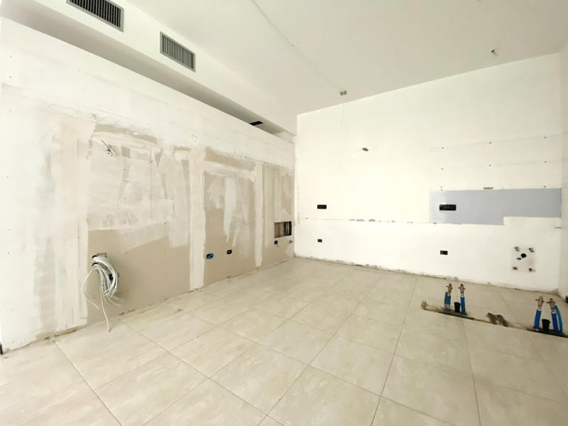 RUBANO- In zona di forte passaggio, proponiamo luminoso ed interessante NEGOZIO di circa 50 mq si...