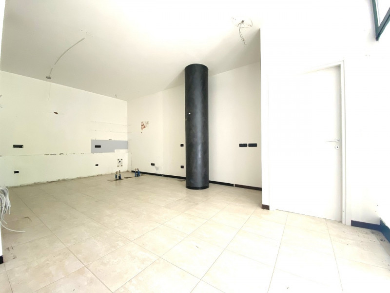 RUBANO- In zona di forte passaggio, proponiamo luminoso ed interessante NEGOZIO di circa 50 mq si...