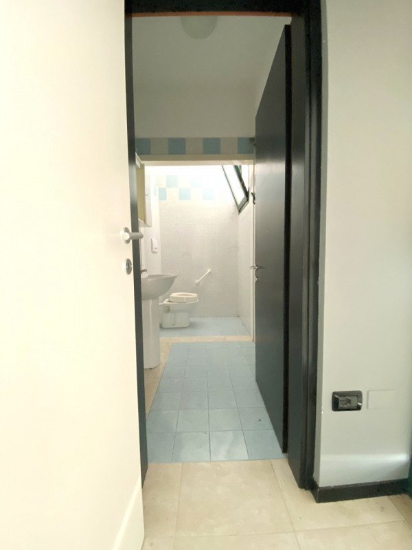 RUBANO- In zona di forte passaggio, proponiamo luminoso ed interessante NEGOZIO di circa 50 mq si...