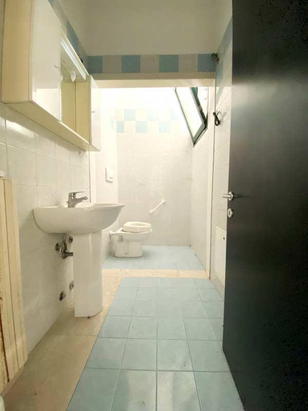 RUBANO- In zona di forte passaggio, proponiamo luminoso ed interessante NEGOZIO di circa 50 mq si...