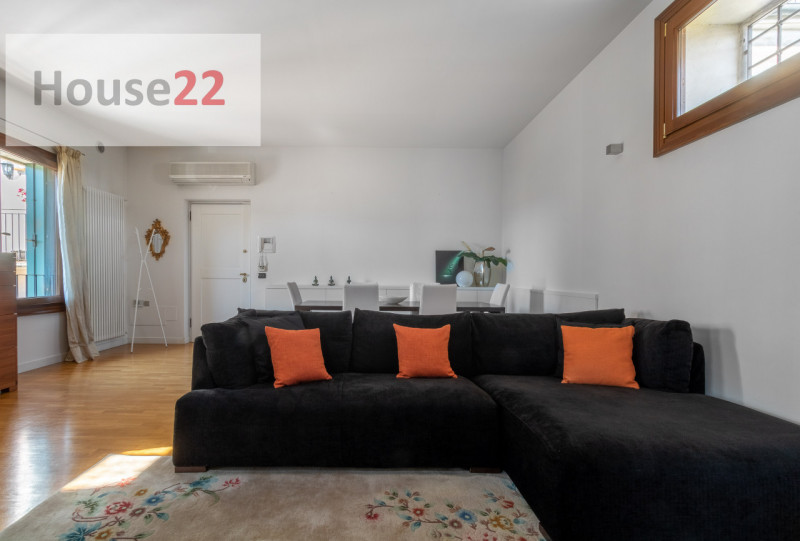 VICENZA – CENTRO STORICO (NON IN ZTL): Incantevole opportunità immobiliare servita da ascensore, ...