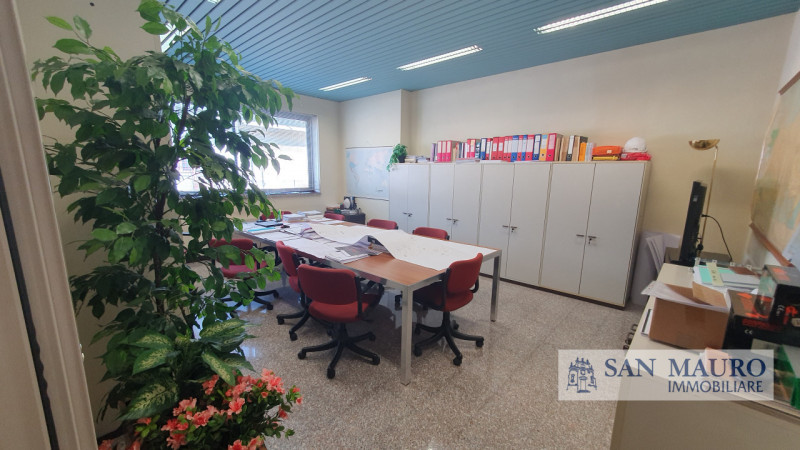 SOVIZZO: in zona industriale vendesi struttura indipendente e libera su 4 lati con doppio accesso...