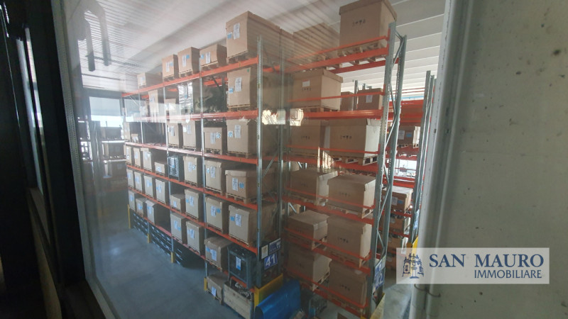SOVIZZO: in zona industriale vendesi struttura indipendente e libera su 4 lati con doppio accesso...