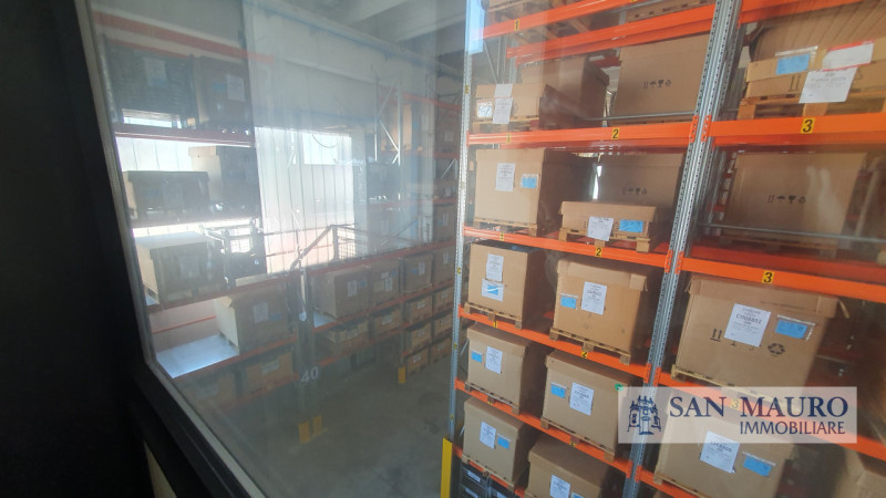 SOVIZZO: in zona industriale vendesi struttura indipendente e libera su 4 lati con doppio accesso...