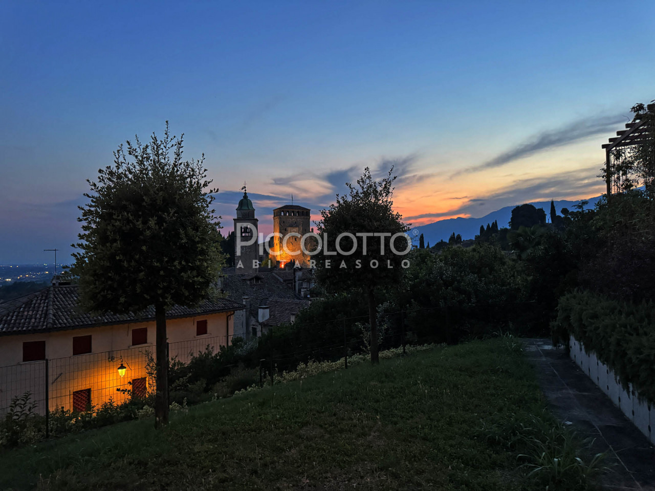 Asolo, centro storico - Villa panoramica con giardino