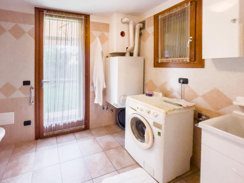 L'agenzia Iris propone in vendita una bellissima casa singola immersa nel verde in una frazione d...