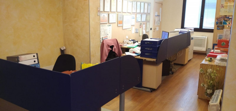 Vendesi Capannone accostato situato nella zona industriale di Monselice, con una superficie di 28...