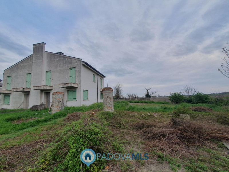 Immobile in esclusiva al Gruppo Padova MLS 

A Pozzonovo, porzione di bifamiliare al grezzo con a...