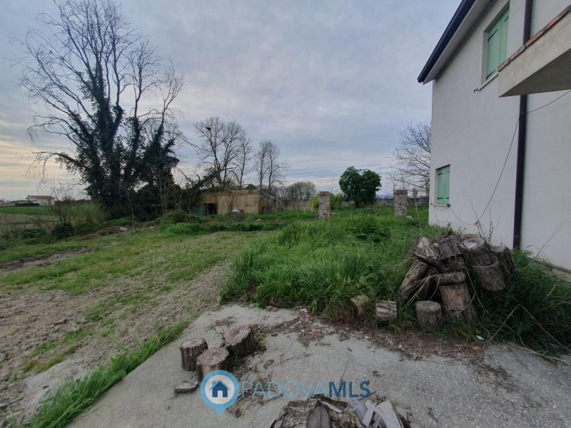 Immobile in esclusiva al Gruppo Padova MLS 

A Pozzonovo, porzione di bifamiliare al grezzo con a...