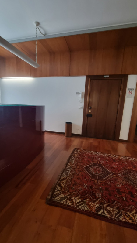 Scopri un ufficio esclusivo e funzionale nel cuore della zona Carmine a Padova, situato al primo ...