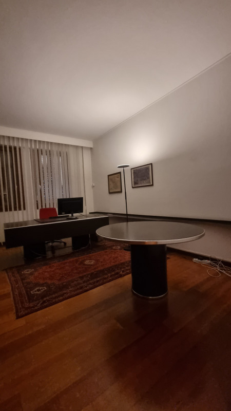 Scopri un ufficio esclusivo e funzionale nel cuore della zona Carmine a Padova, situato al primo ...