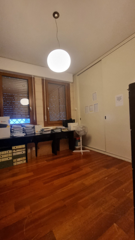Scopri un ufficio esclusivo e funzionale nel cuore della zona Carmine a Padova, situato al primo ...