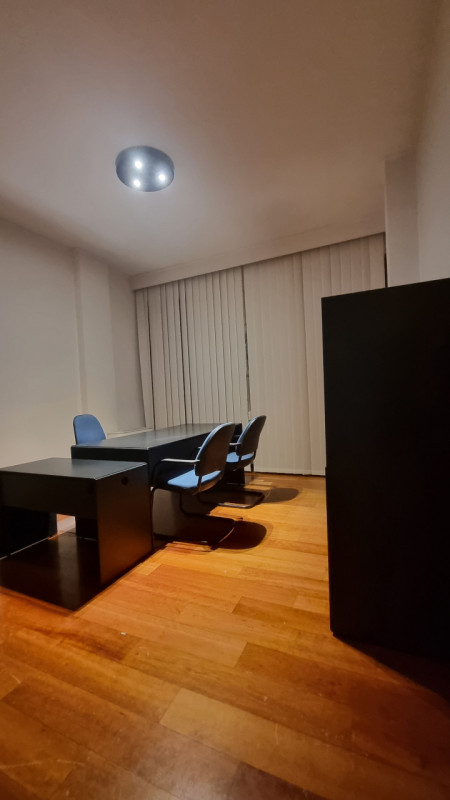 Scopri un ufficio esclusivo e funzionale nel cuore della zona Carmine a Padova, situato al primo ...