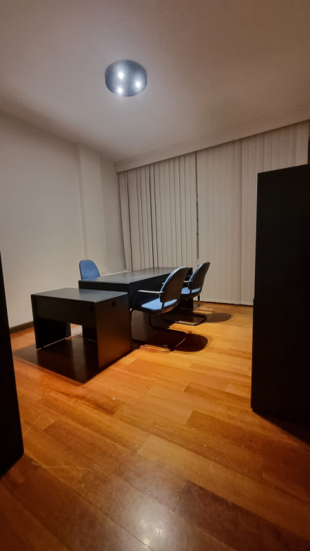 Scopri un ufficio esclusivo e funzionale nel cuore della zona Carmine a Padova, situato al primo ...