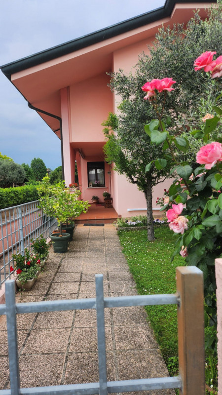 Nella zona del Canton della Madonna, comoda a Rubano, Caselle, Selvazzano Centro e Mestrino propo...