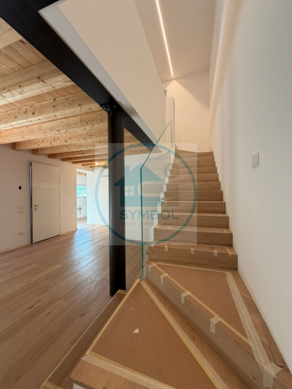 PORZIONE DI TRIFAMILIARE DI NUOVA COSTRUZIONE A MOGLIANO VENETO (TV) 

In zona centrale e strateg...