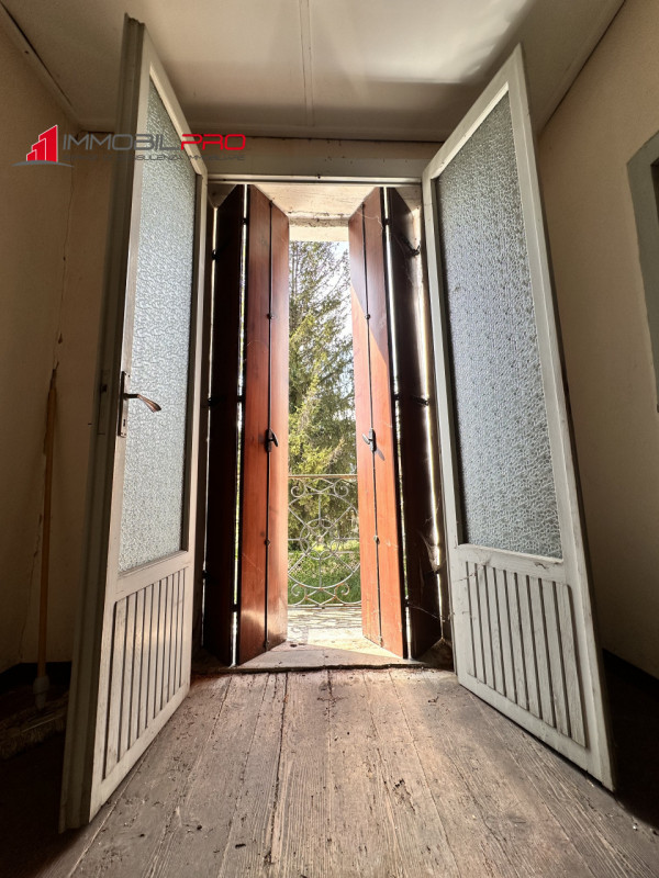 In centro a Chiuppano proponiamo abitazione storica dei primi del ‘900 (175 mq) con fabbricato ad...