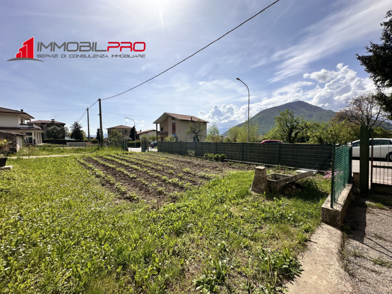 In centro a Chiuppano proponiamo abitazione storica dei primi del ‘900 (175 mq) con fabbricato ad...