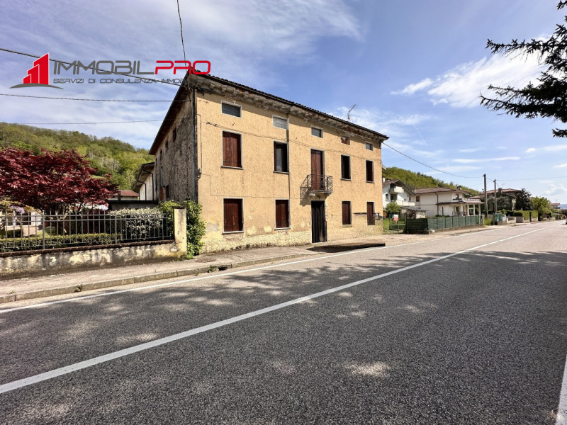 In centro a Chiuppano proponiamo abitazione storica dei primi del ‘900 (175 mq) con fabbricato ad...