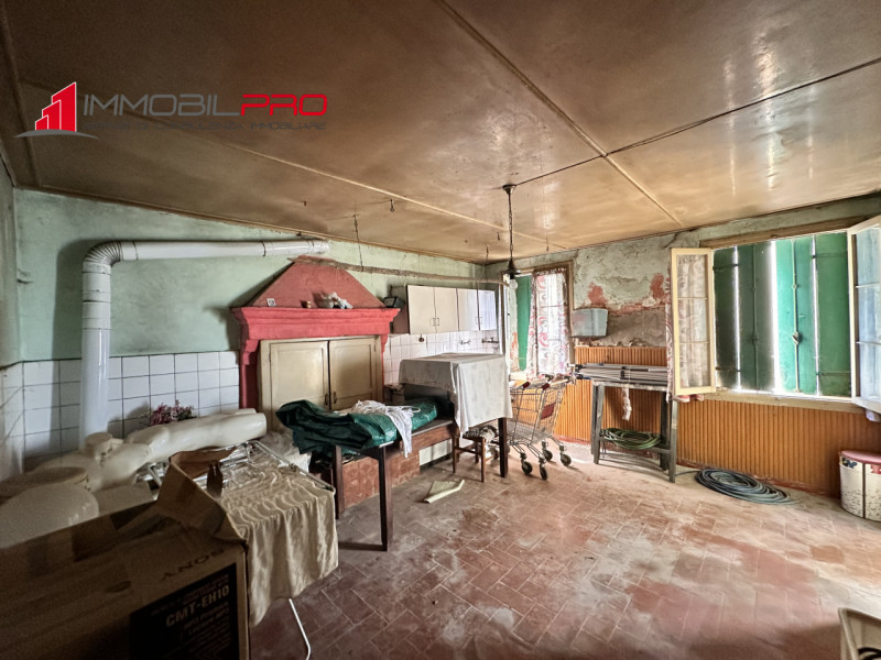 In centro a Chiuppano proponiamo abitazione storica dei primi del ‘900 (175 mq) con fabbricato ad...