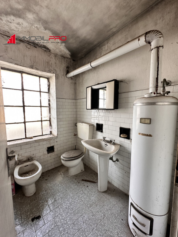 In centro a Chiuppano proponiamo abitazione storica dei primi del ‘900 (175 mq) con fabbricato ad...