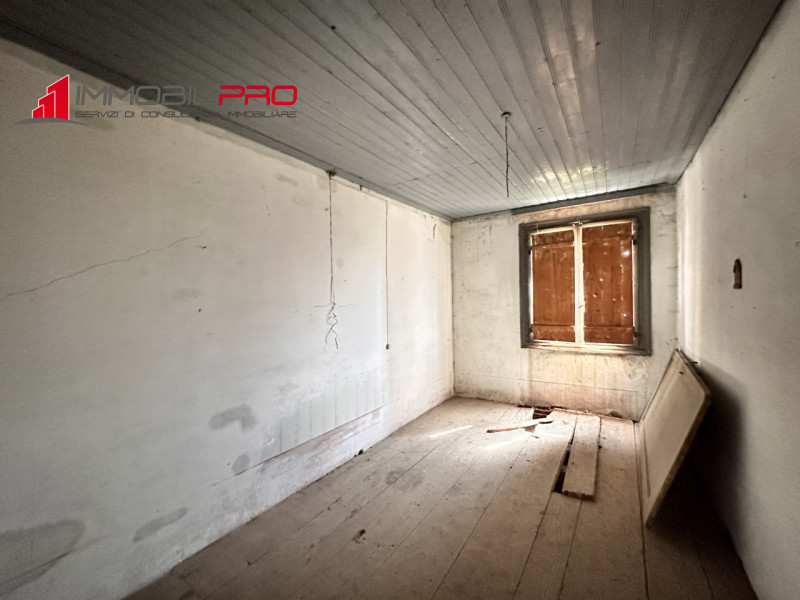 In centro a Chiuppano proponiamo abitazione storica dei primi del ‘900 (175 mq) con fabbricato ad...