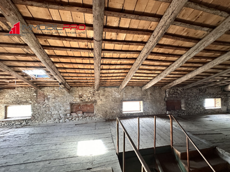 In centro a Chiuppano proponiamo abitazione storica dei primi del ‘900 (175 mq) con fabbricato ad...