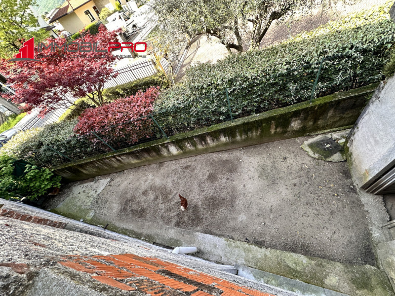 In centro a Chiuppano proponiamo abitazione storica dei primi del ‘900 (175 mq) con fabbricato ad...